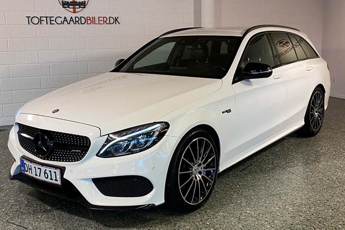 Hvid Mercedes C43 fra 2016 set udefra