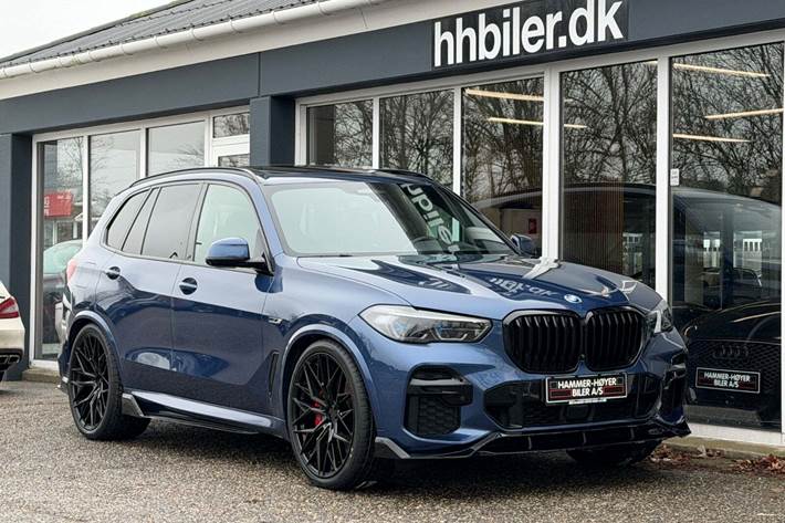 Blå BMW X5 fra 2021 set udefra