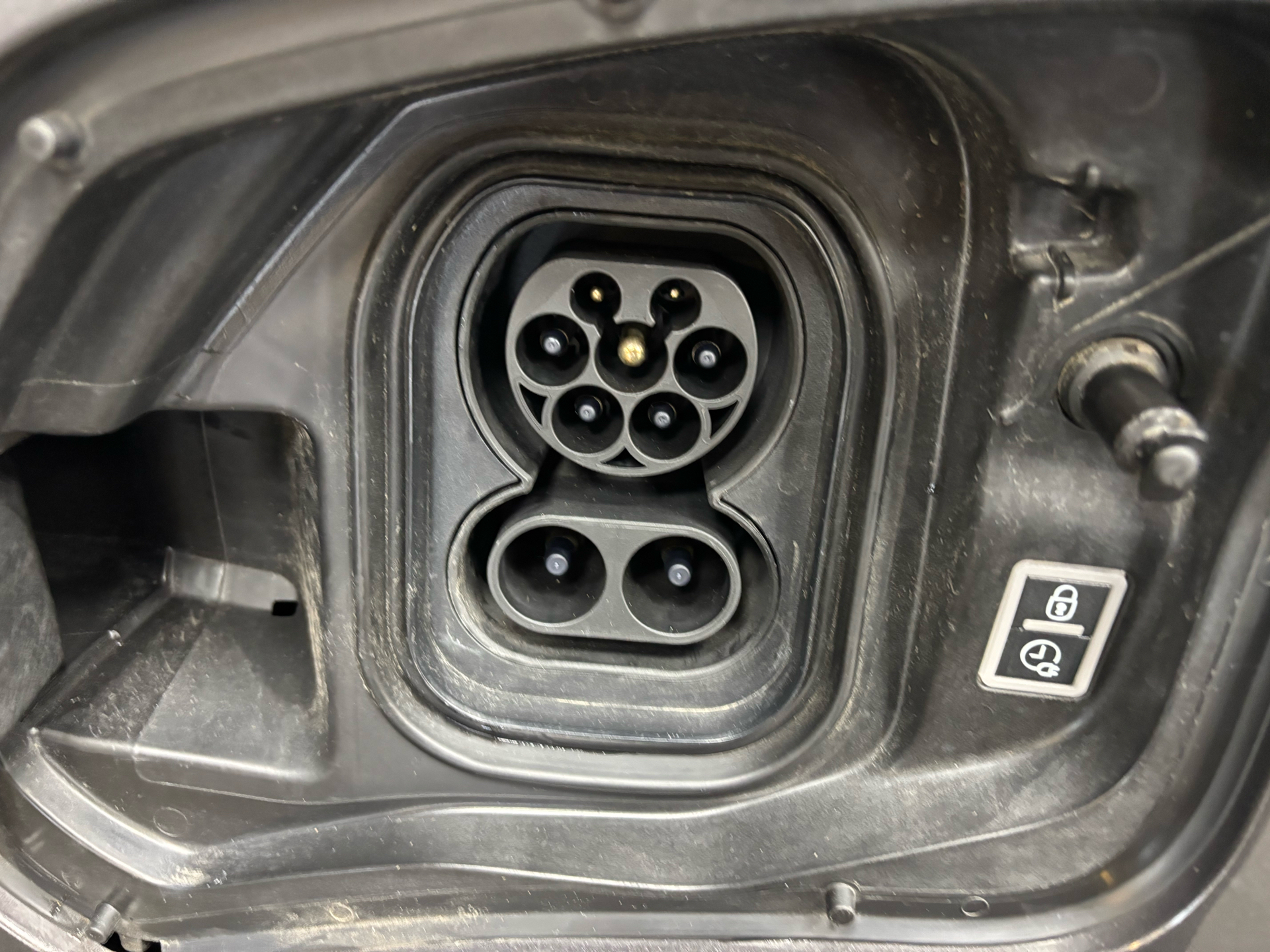 Grå Peugeot e-Traveller fra 2023