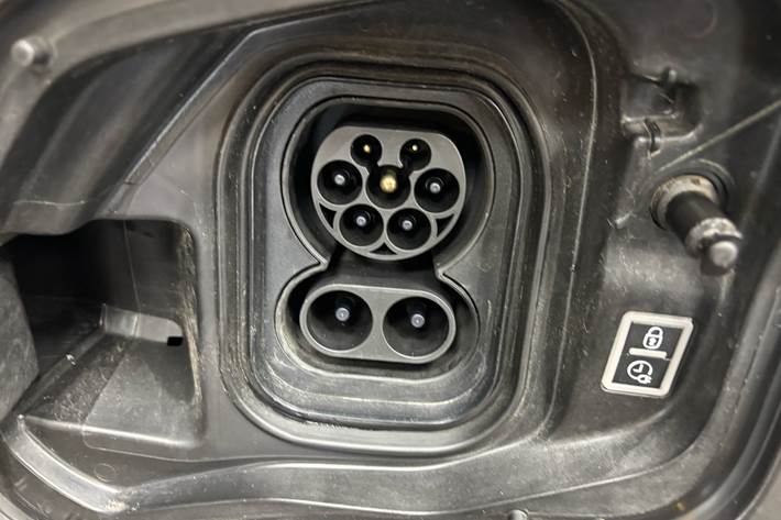 Grå Peugeot e-Traveller fra 2023