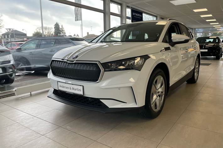 Hvid Skoda Enyaq fra 2023 set udefra