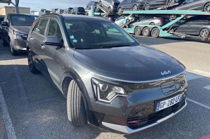 Grå Kia Niro EV fra 2023 set udefra