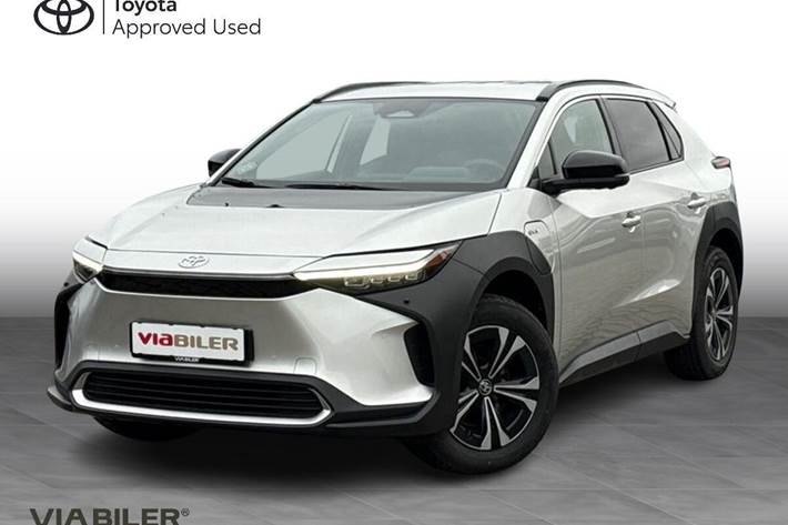 Sølv Toyota BZ4X fra 2025 set udefra