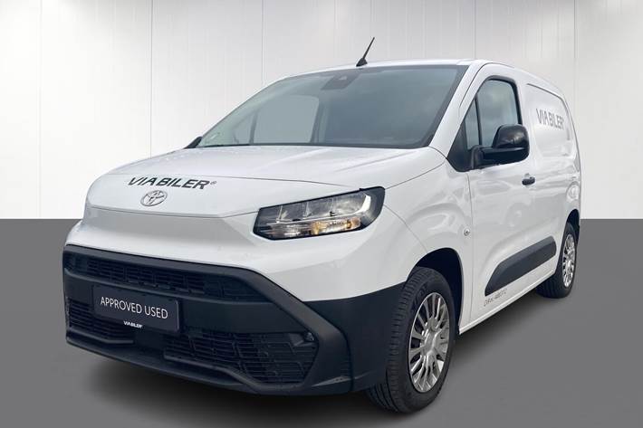 Hvid Toyota ProAce City fra 2024 set udefra