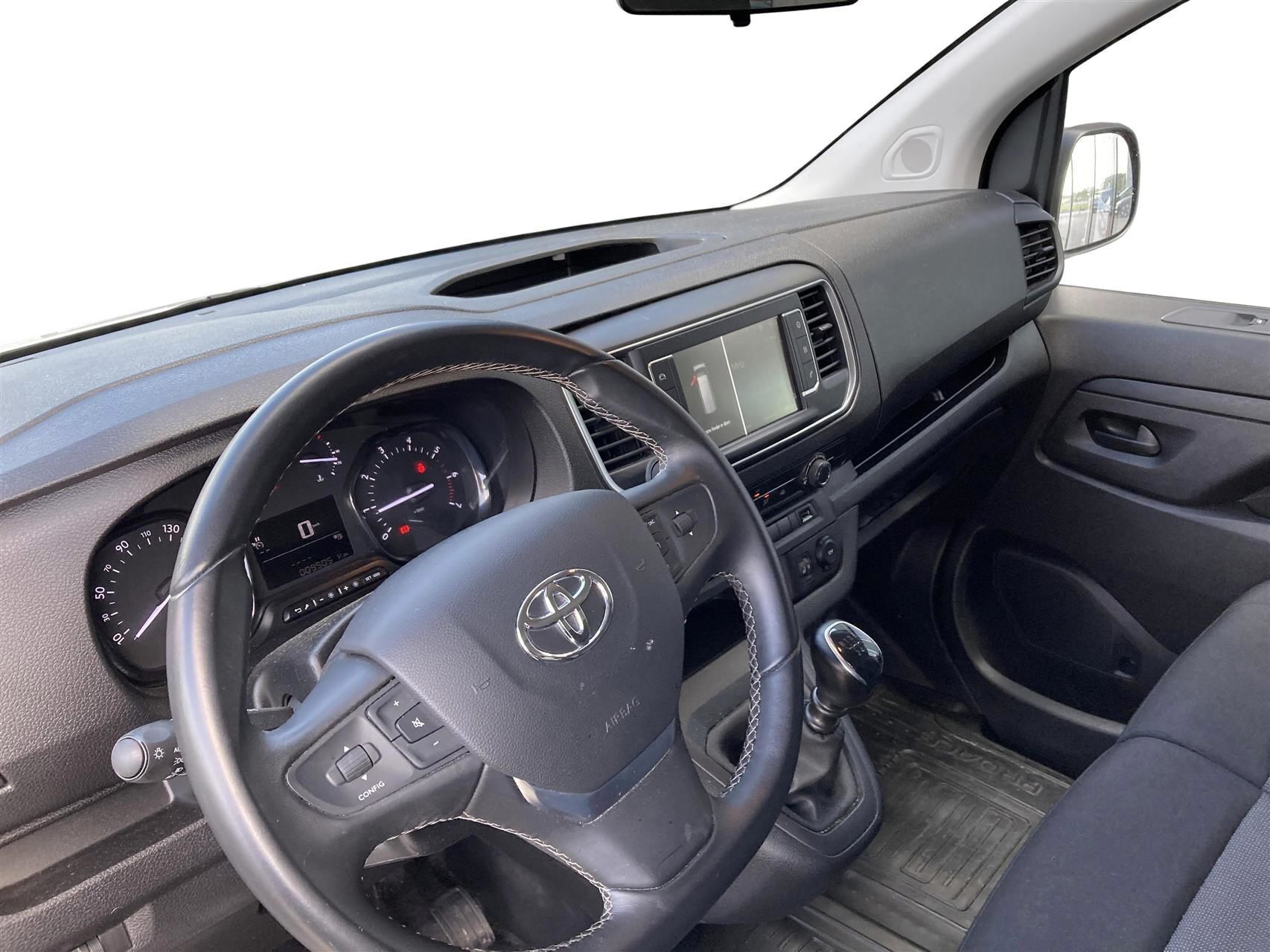 Hvid Toyota ProAce fra 2024