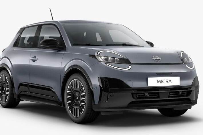 Sølv Nissan Micra fra 2025 set udefra