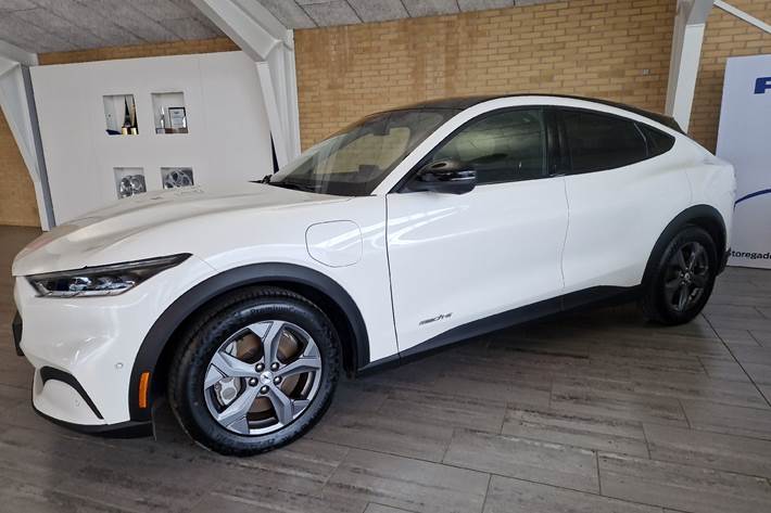 Hvid Ford Mustang Mach-E fra 2023