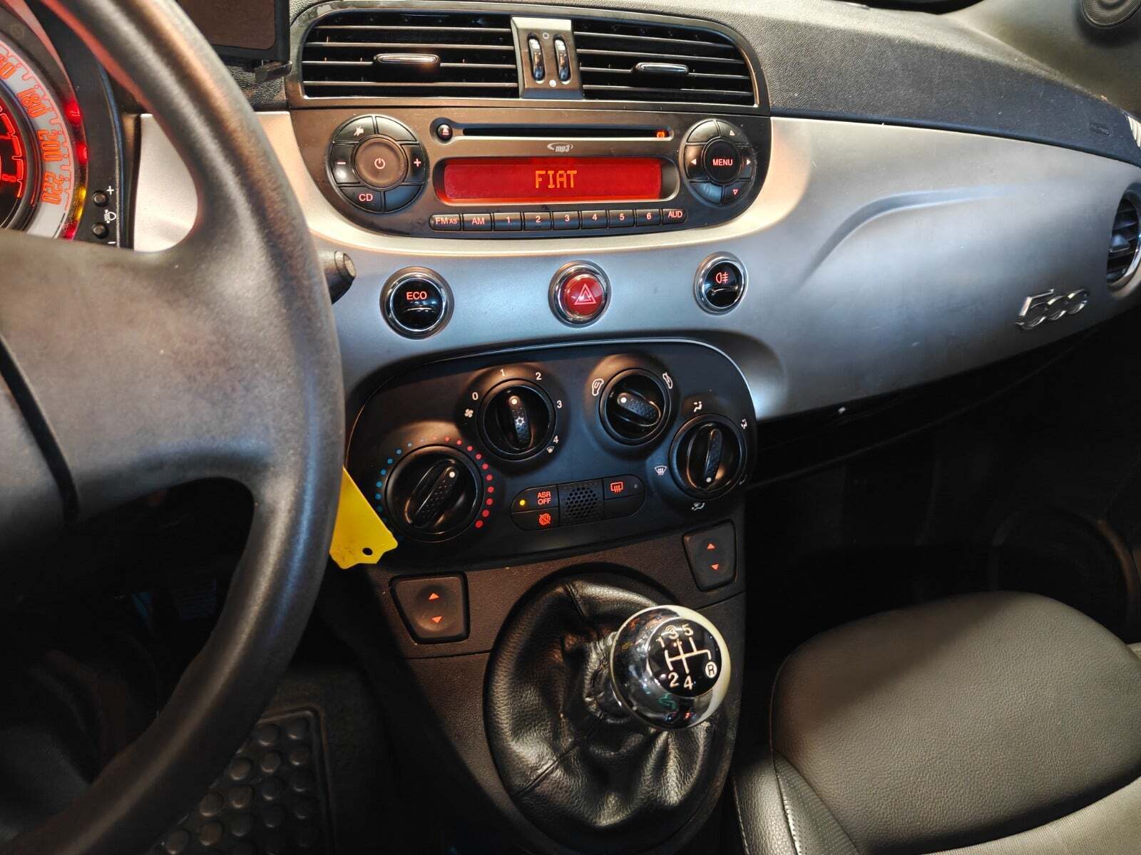 Gul Fiat 500 fra 2012
