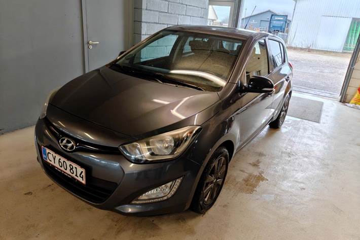 Gul Hyundai i20 fra 2014