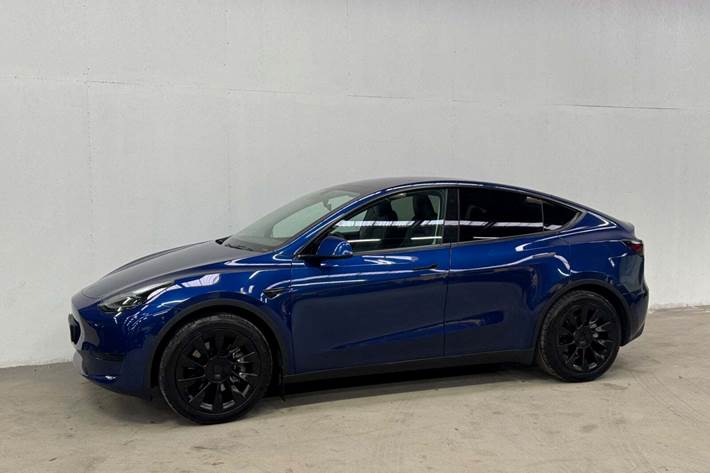 Blå Tesla Model Y fra 2024