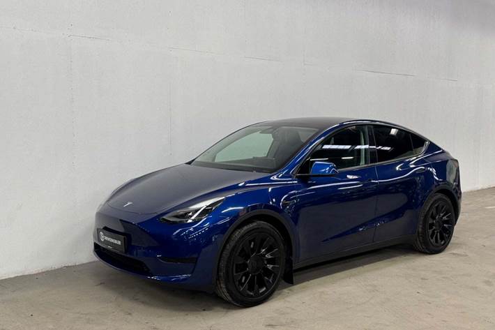 Blå Tesla Model Y fra 2024