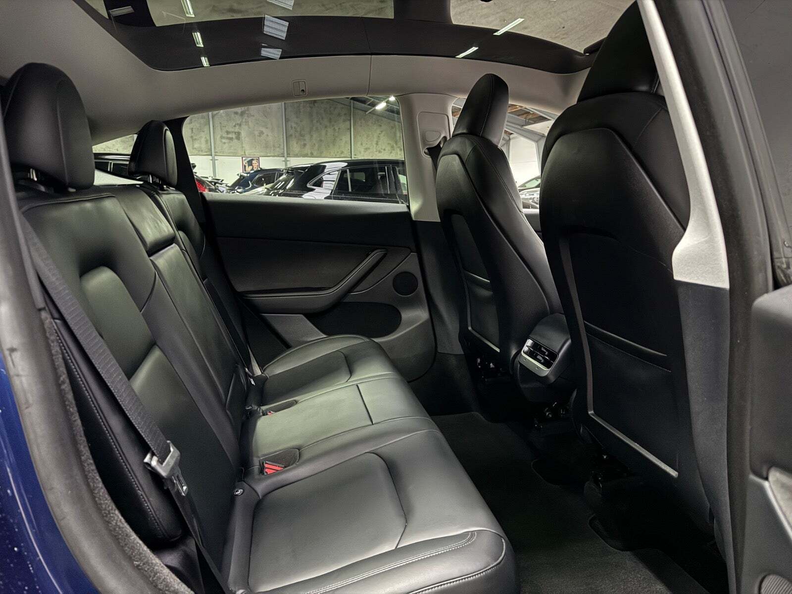 Blå Tesla Model Y fra 2024