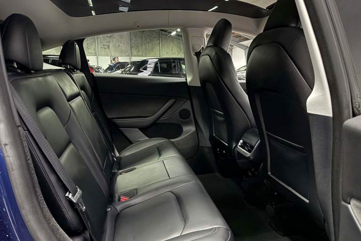 Blå Tesla Model Y fra 2024