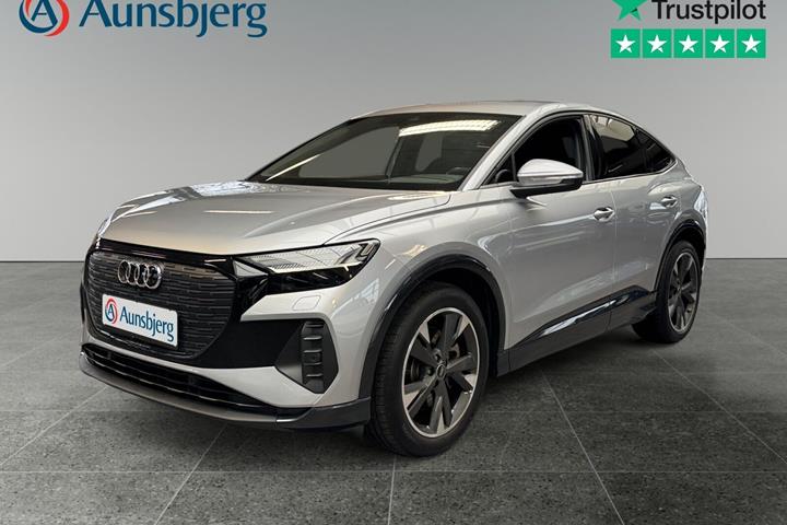 Sølv Audi Q4 e-tron fra 2023 set udefra