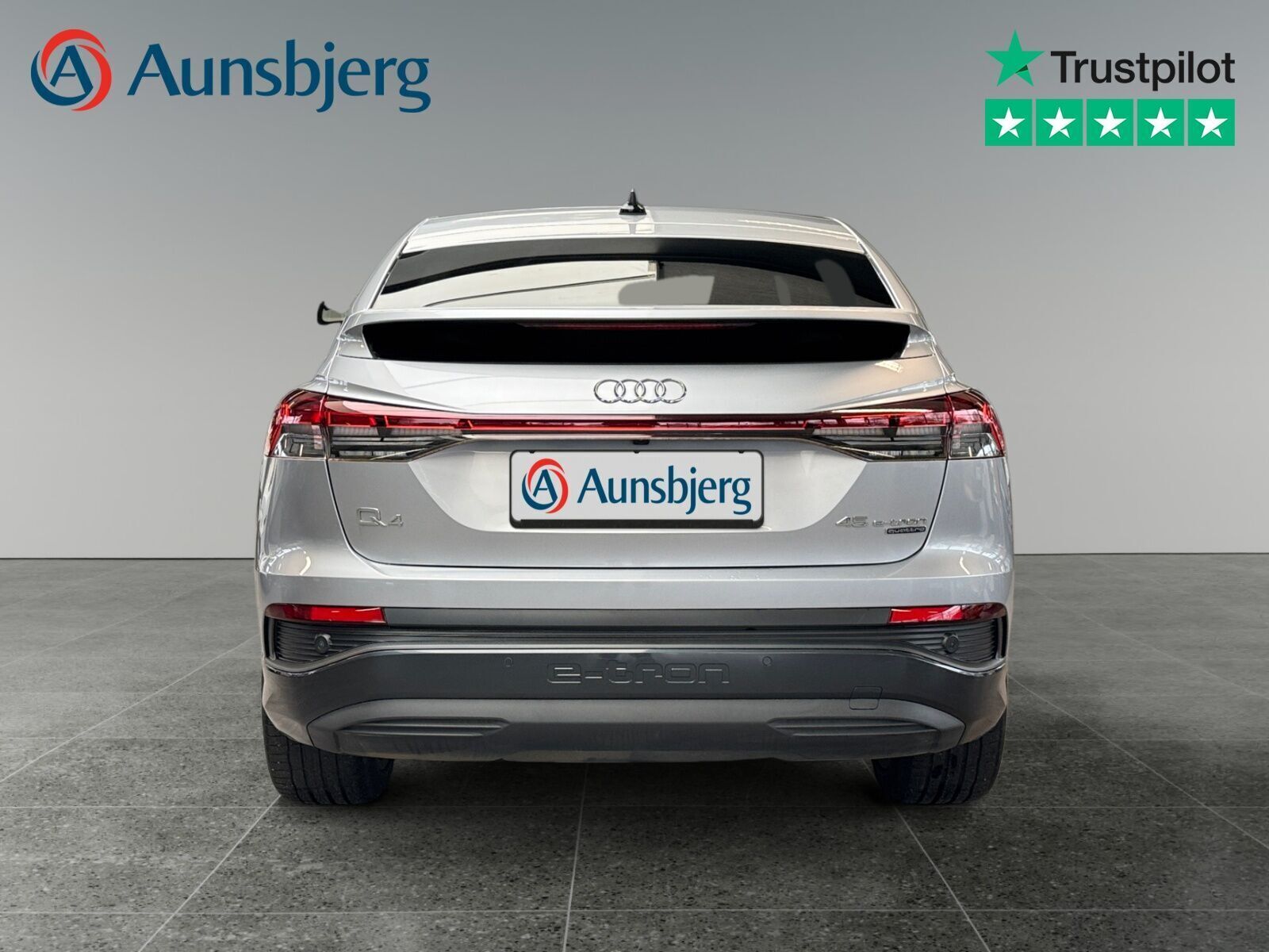 Sølv Audi Q4 e-tron fra 2023 set udefra