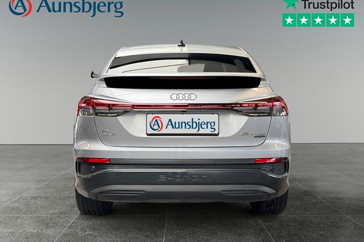 Sølv Audi Q4 e-tron fra 2023 set udefra