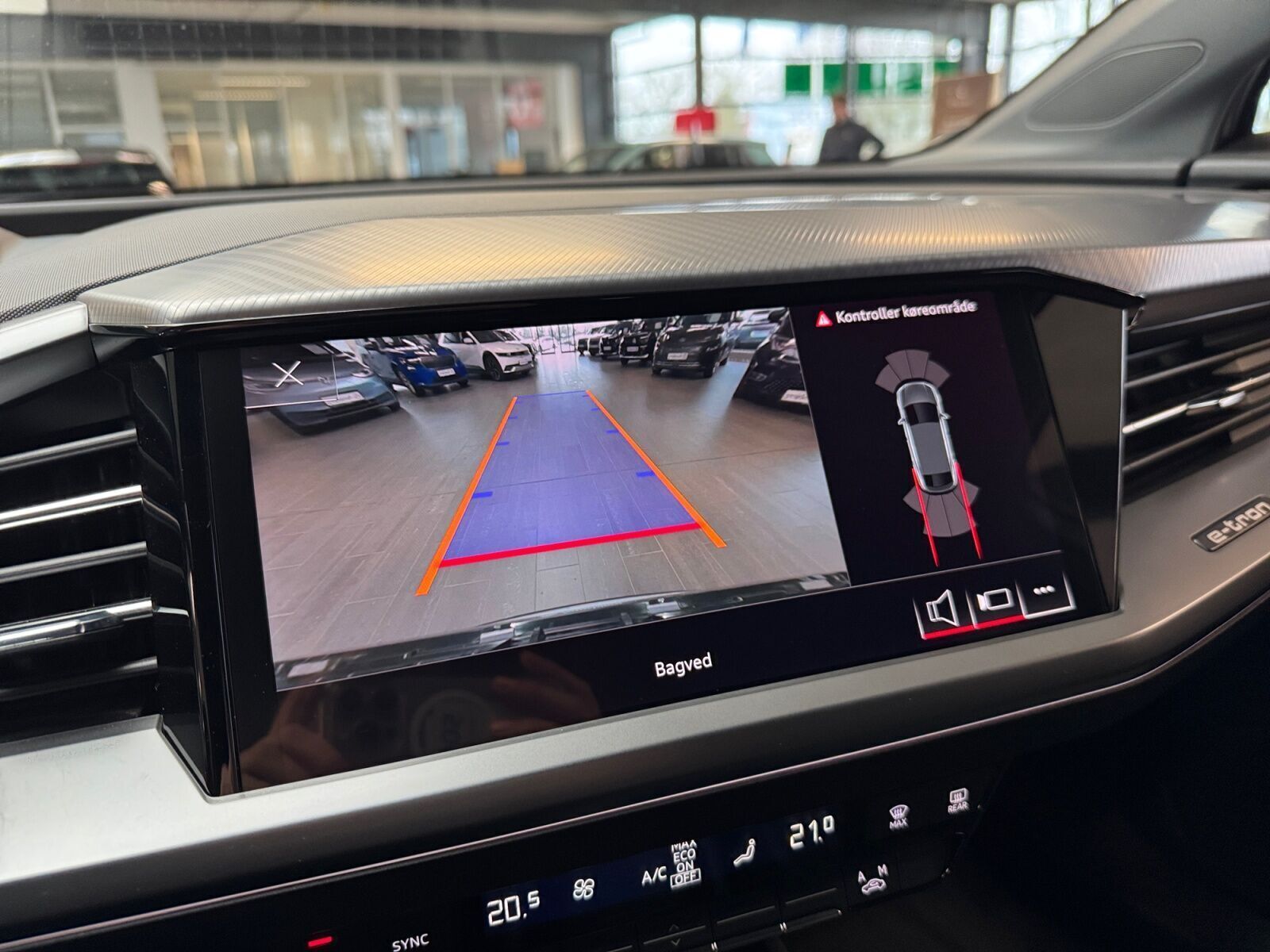 Sølv Audi Q4 e-tron fra 2023