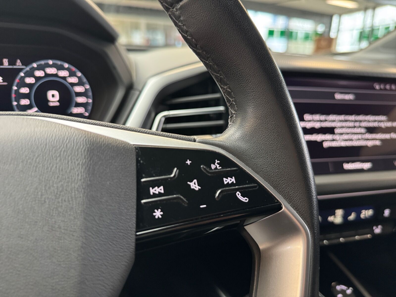 Sølv Audi Q4 e-tron fra 2023