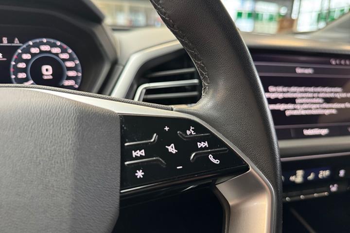 Sølv Audi Q4 e-tron fra 2023