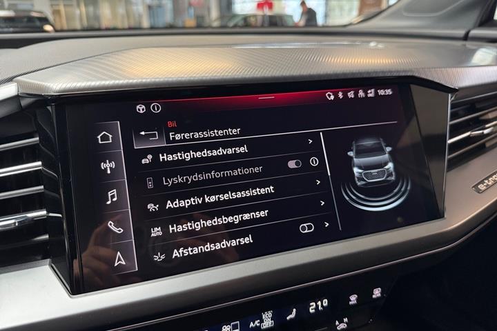 Sølv Audi Q4 e-tron fra 2023