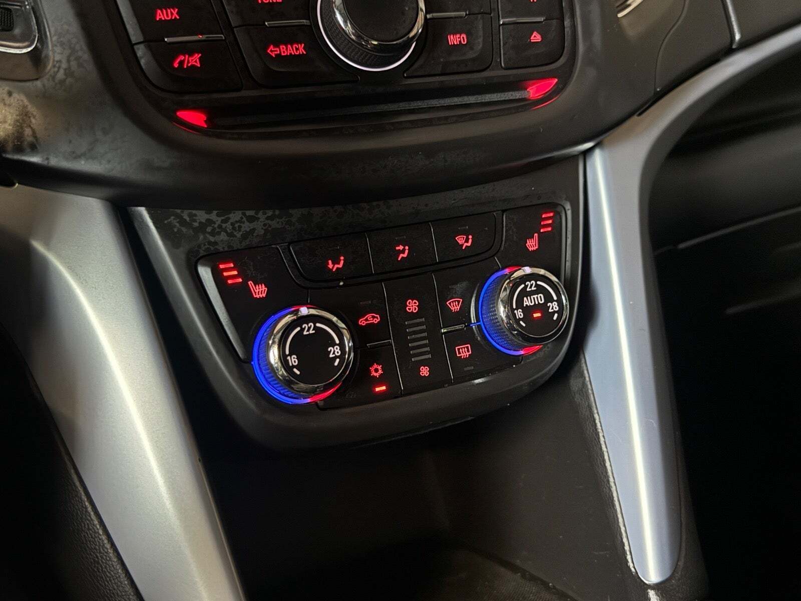 Sort Opel Zafira Tourer fra 2015