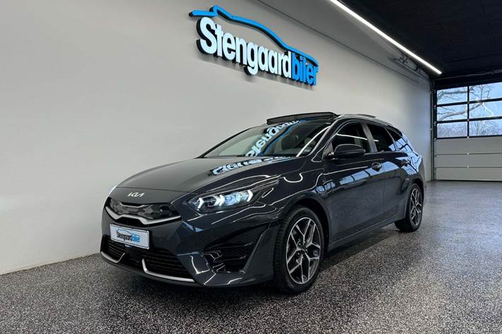 Sort Kia Ceed fra 2022 set udefra
