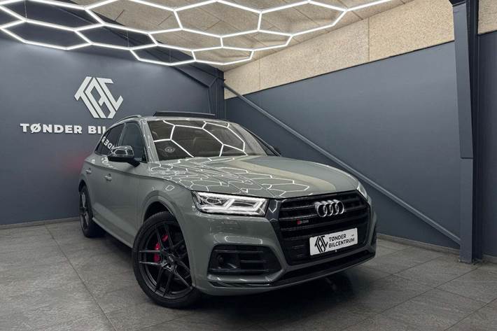 Rød Audi SQ5 fra 2019 set udefra