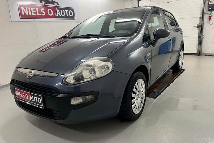 Blå Fiat Punto Evo fra 2010 set udefra