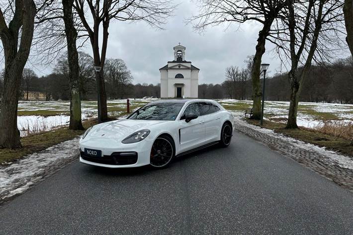 Hvid Porsche Panamera 4 fra 2021 set udefra