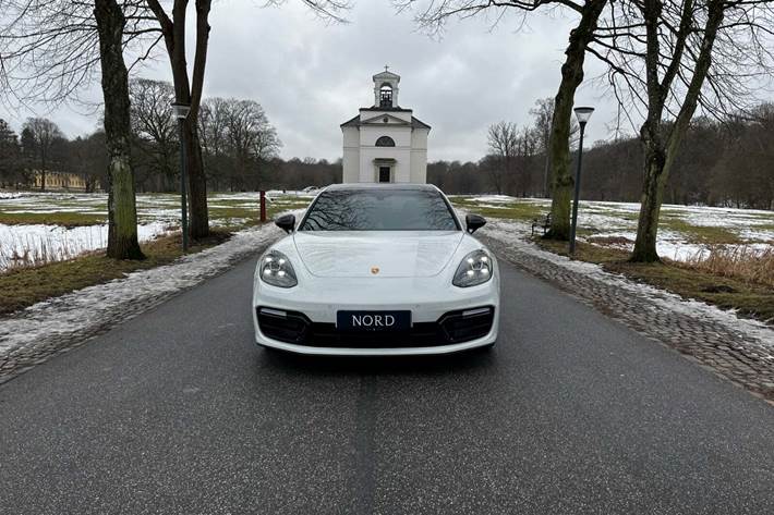 Hvid Porsche Panamera 4 fra 2021