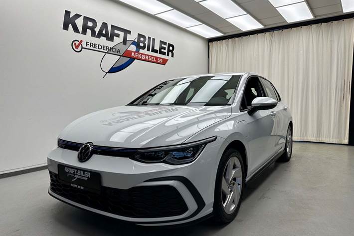 Hvid VW Golf VIII fra 2021 set udefra