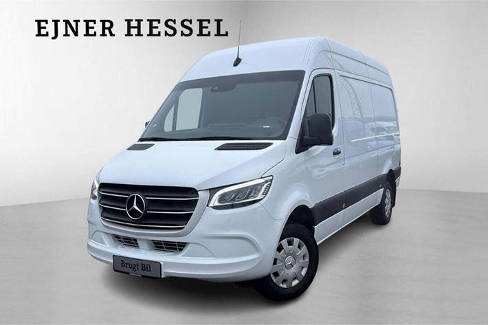 Hvid Mercedes Sprinter 317 fra 2023 set udefra