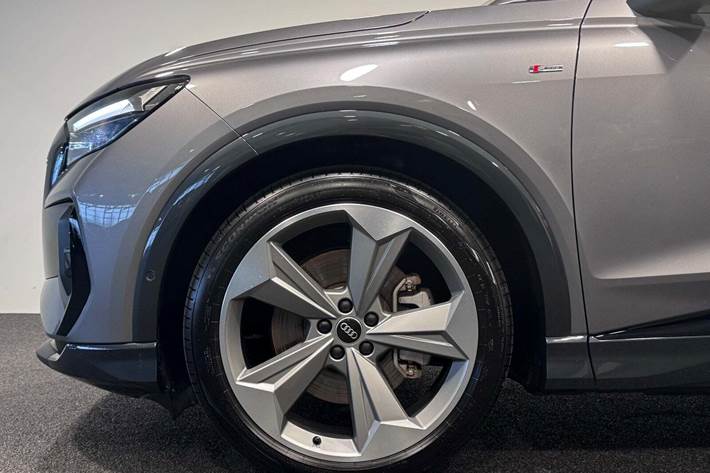 Grå Audi Q4 e-tron fra 2023