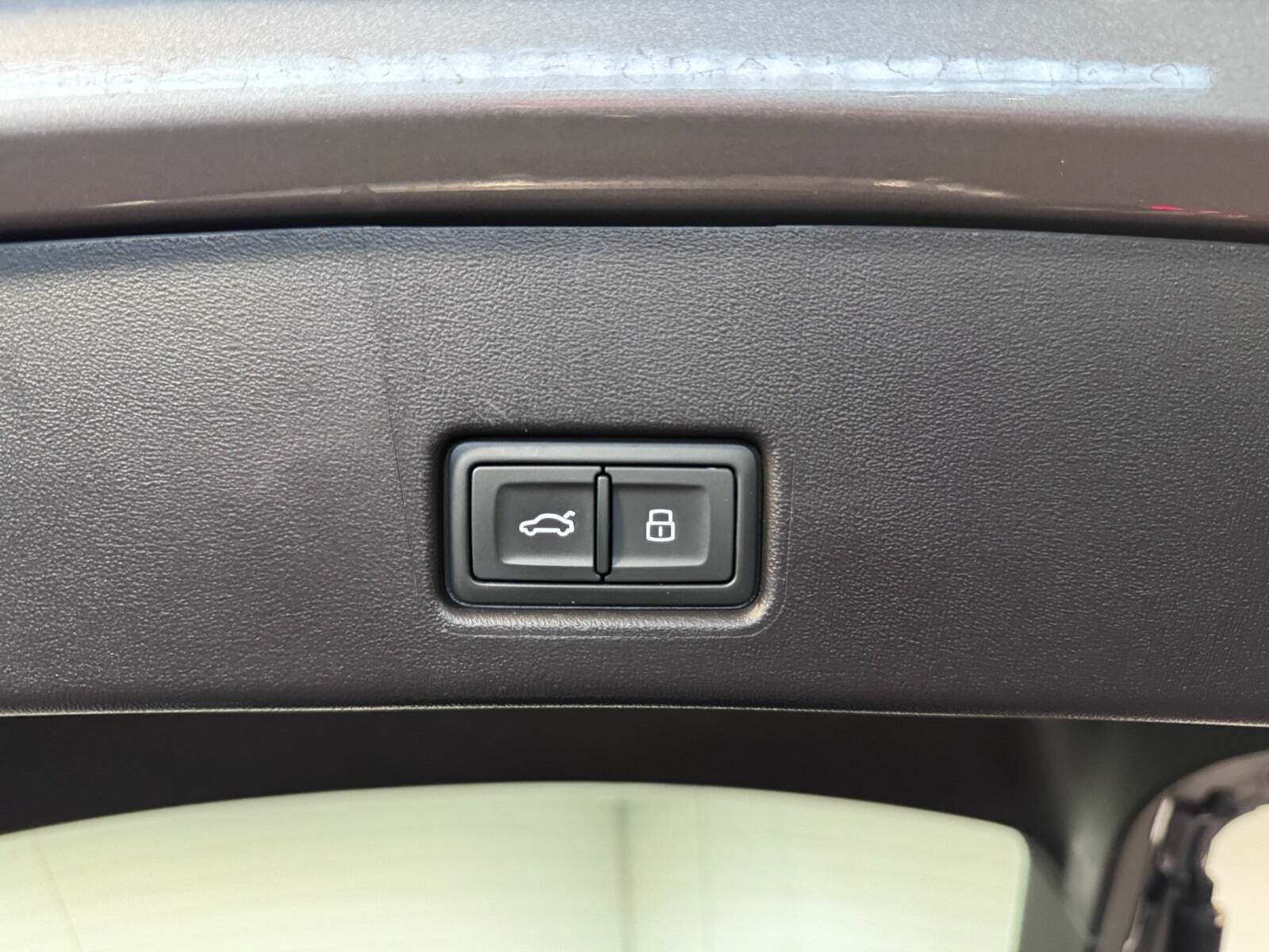 Grå Audi Q4 e-tron fra 2023