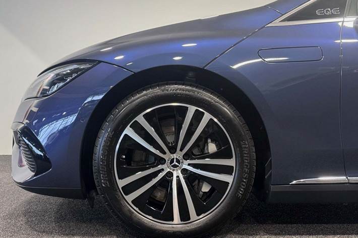 Blå Mercedes EQE300 fra 2024