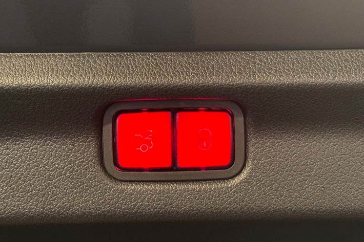 Blå Mercedes EQE300 fra 2024