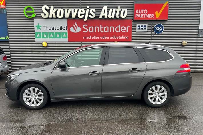 Grå Peugeot 308 fra 2020
