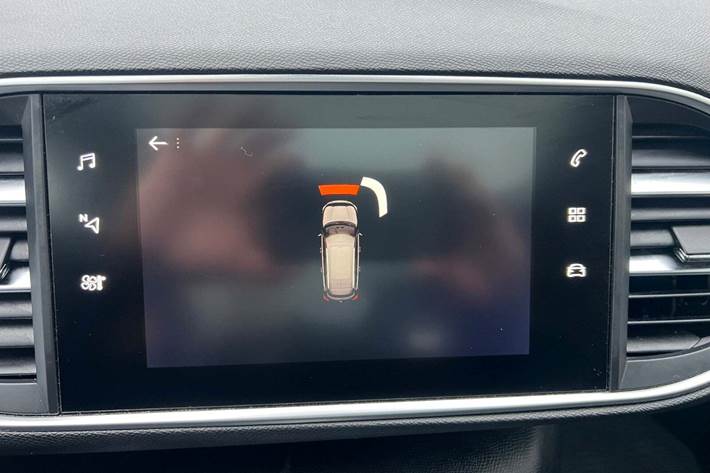 Grå Peugeot 308 fra 2020