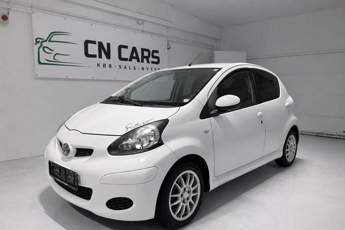 Hvid Toyota Aygo fra 2010 set udefra