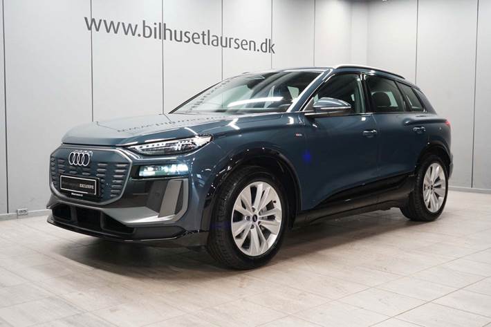 Blå Audi Q6 e-tron fra 2025 set udefra