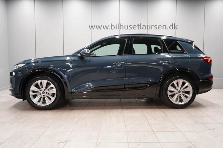 Blå Audi Q6 e-tron fra 2025