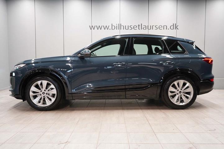 Blå Audi Q6 e-tron fra 2025