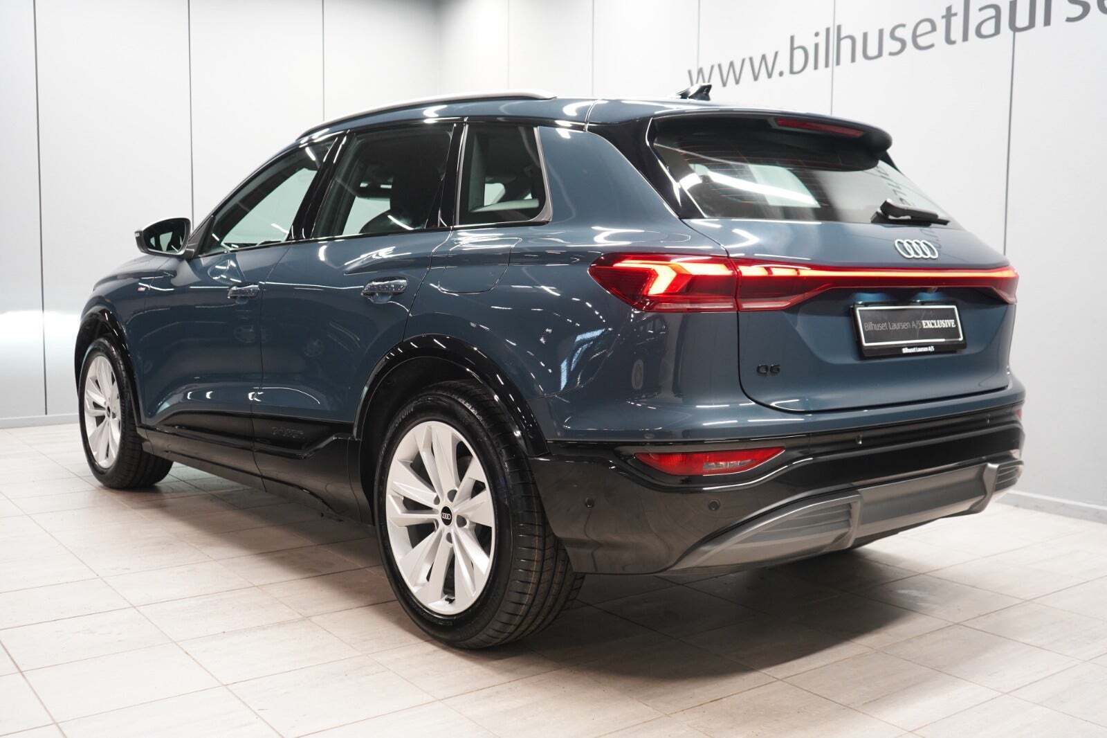 Blå Audi Q6 e-tron fra 2025