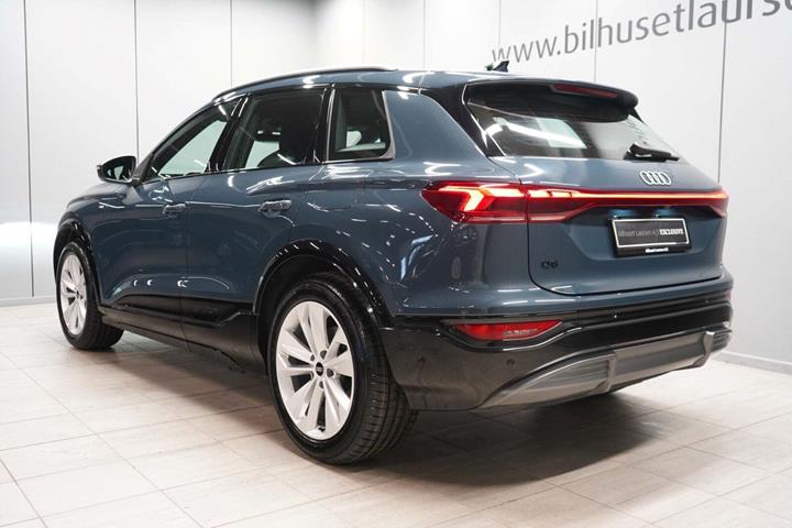 Blå Audi Q6 e-tron fra 2025