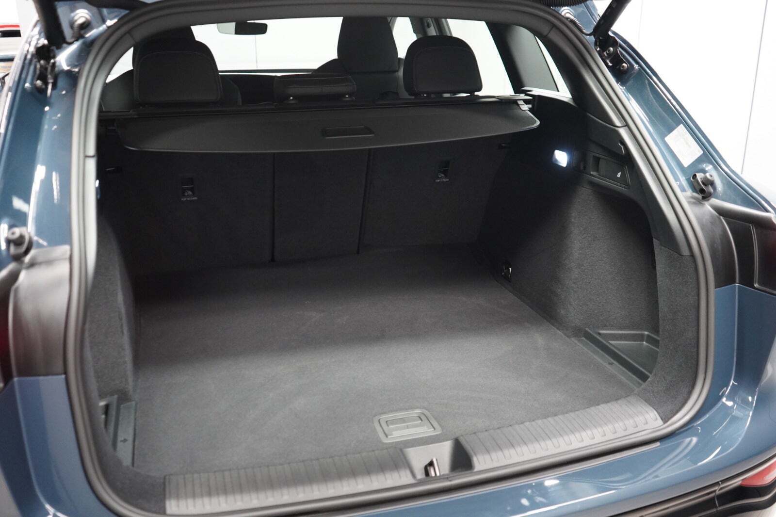 Blå Audi Q6 e-tron fra 2025