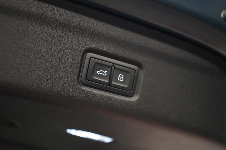 Blå Audi Q6 e-tron fra 2025