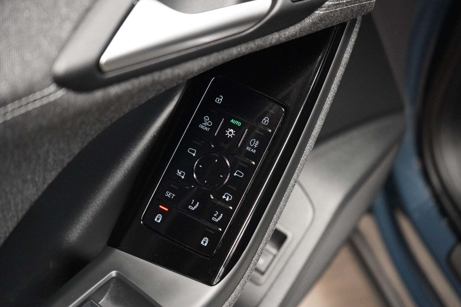 Blå Audi Q6 e-tron fra 2025