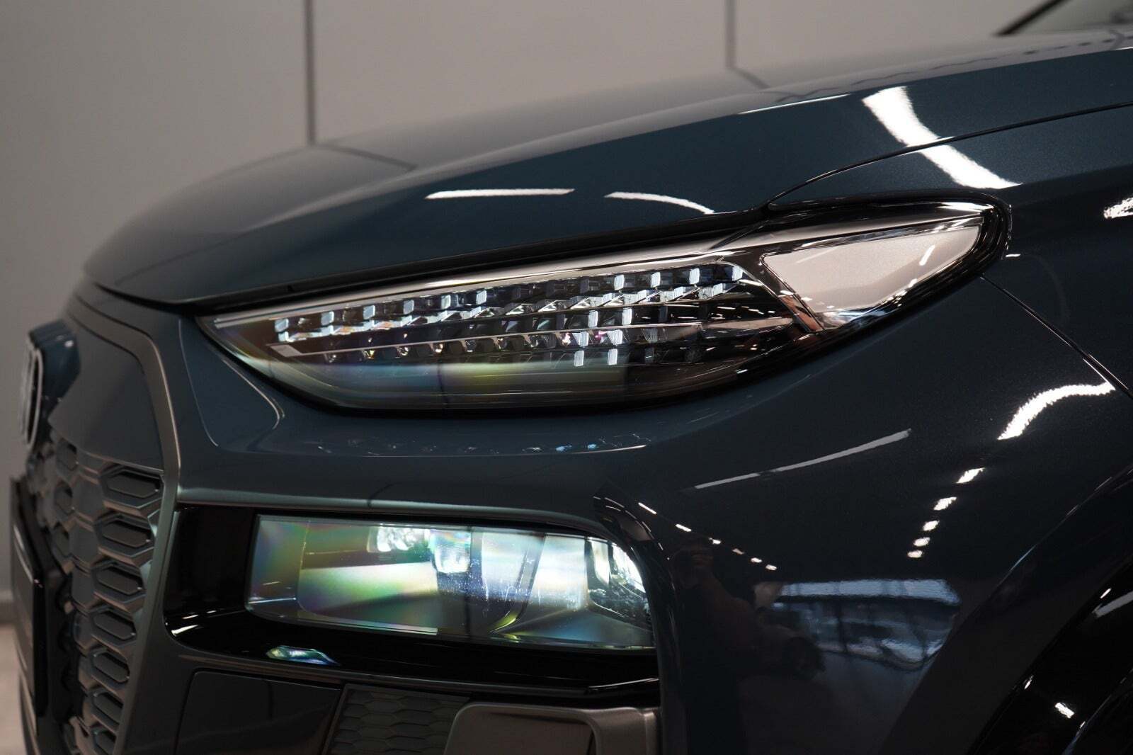 Blå Audi Q6 e-tron fra 2025