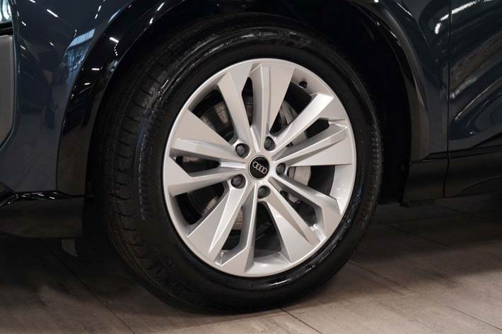 Blå Audi Q6 e-tron fra 2025