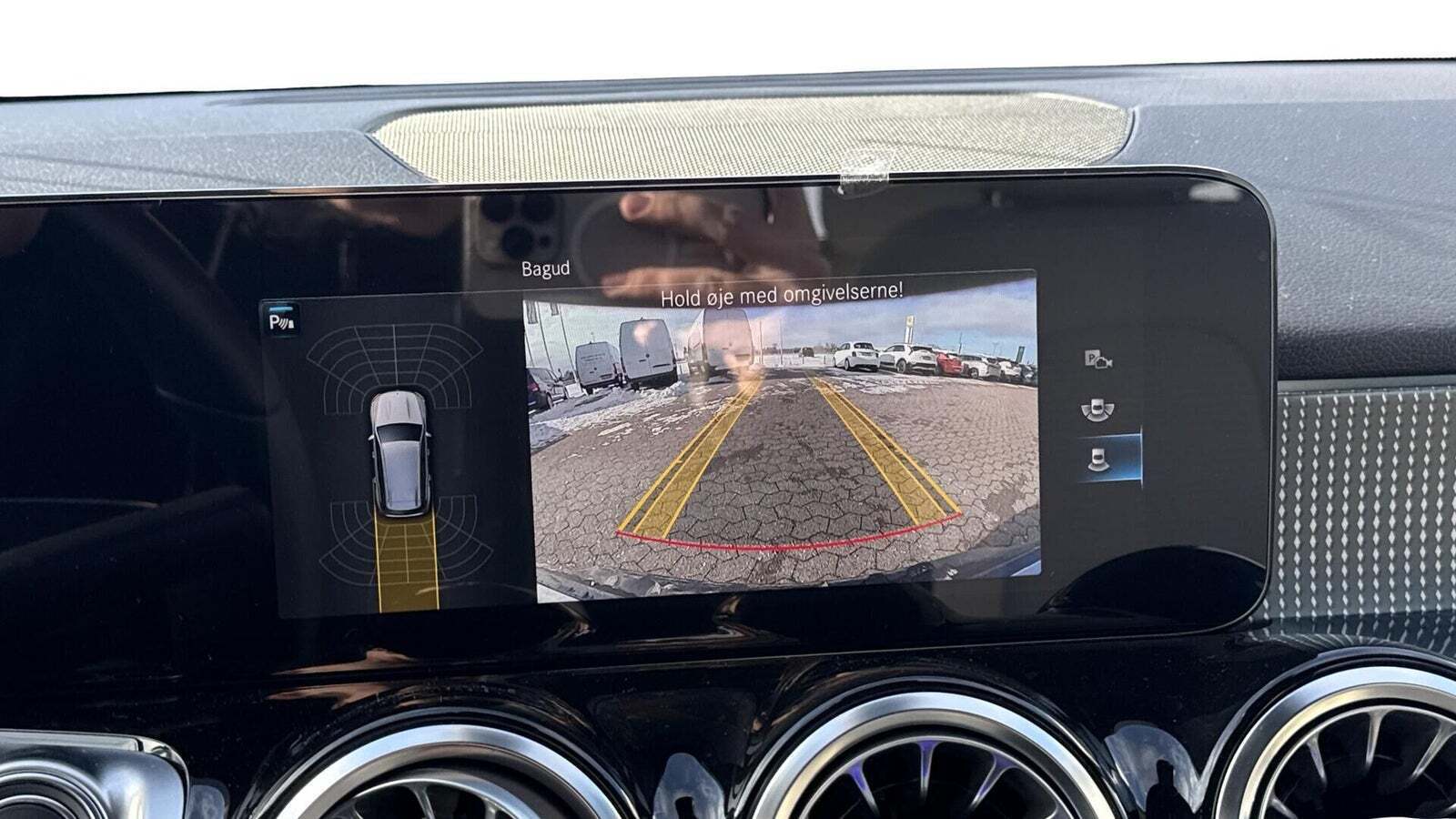 Blå Mercedes EQB250 fra 2023